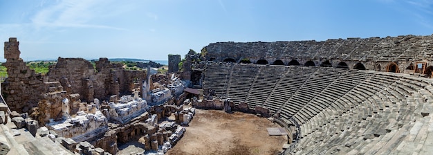 Stary amfiteatr z czasów starożytnych w regionie Antalya, Side, Turcja.