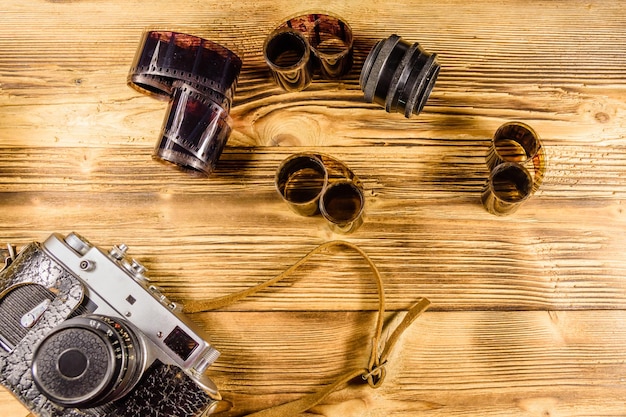 Stary aparat dalmierzowy i filmy na rustykalnym drewnianym stole. Widok z góry