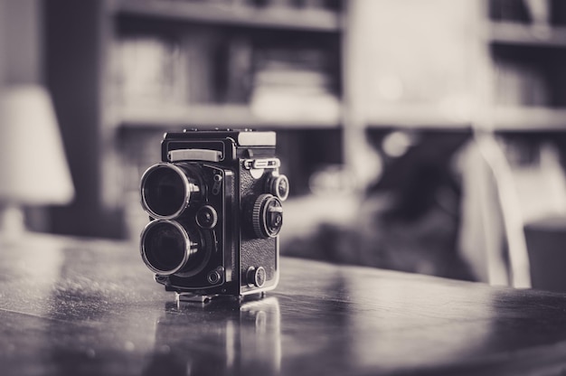 Stary aparat fotograficzny w czerni i bieli