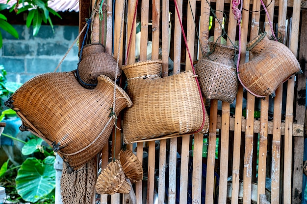 Stary bambus ryba oklepa lub creel obwieszenie na ścianie dom w wiejskim, Tajlandia.
