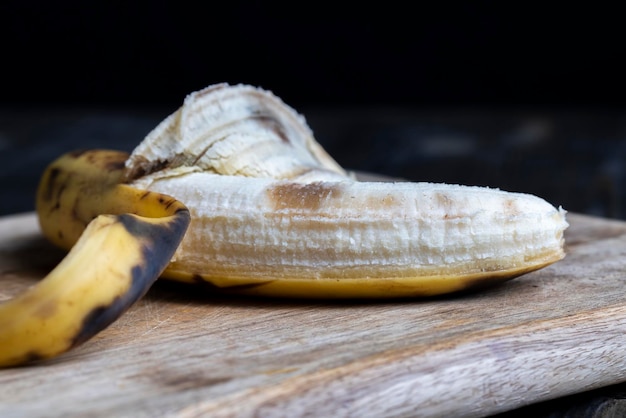 Stary Banan Czerniejący Na Desce Do Krojenia łatwo Psujący Się Owoc Bananowy