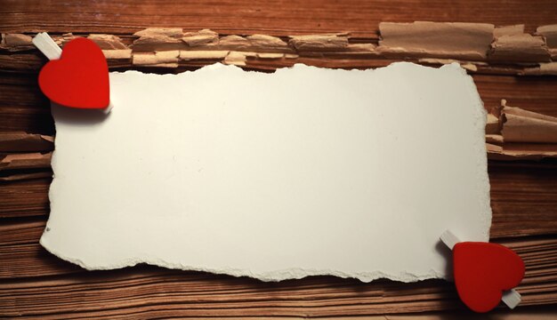Stary biały arkusz papieru notatki miłosne i kształt serca