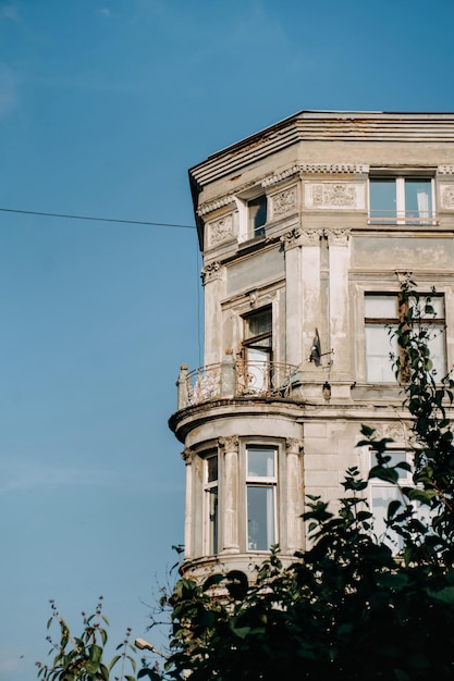 Stary biały budynek z pięknym balkonem w słoneczny dzień w Europie.