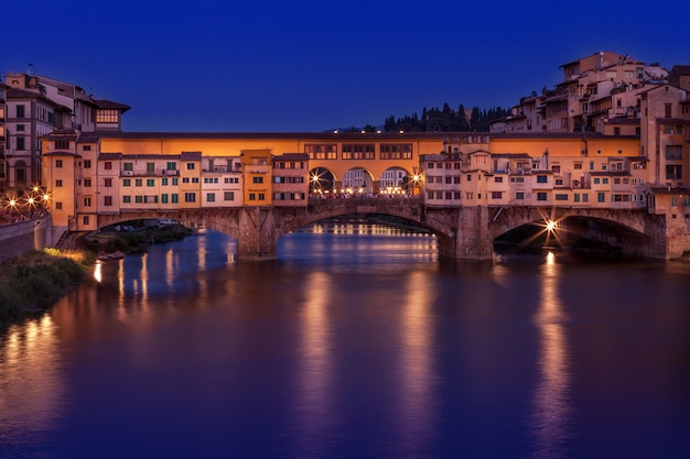 Stary bridżowy Ponte Vecchio przy wieczór w Florencja, Włochy.