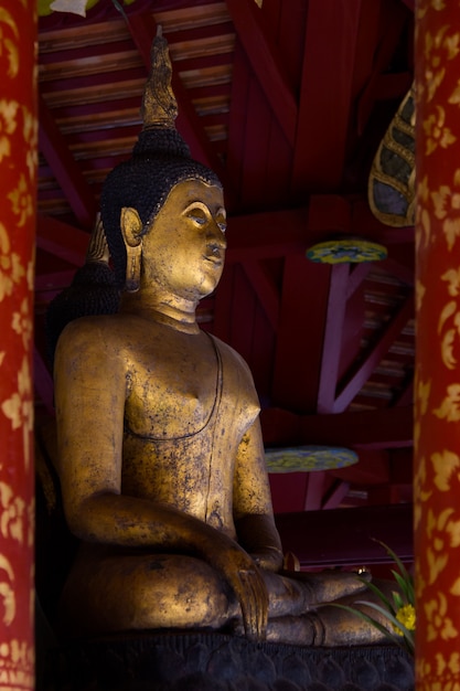 Stary Buddha wizerunek w Wata Pong Sanuk Tai świątyni, Lampang prowincja, Tajlandia