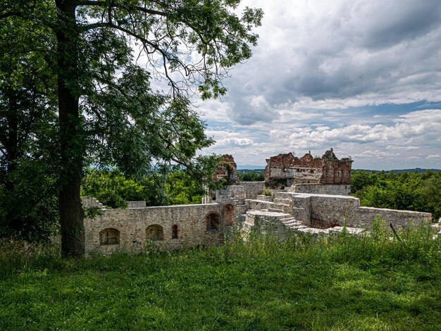 Stary budynek na polu na tle chmurowego nieba