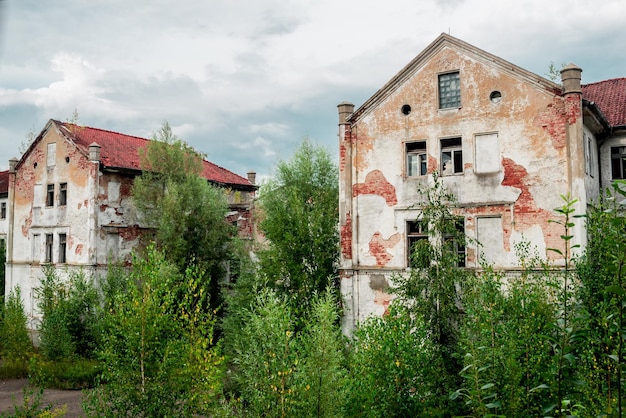 Stary budynek obok drzew na tle nieba