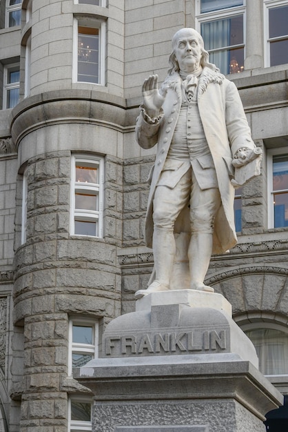 Zdjęcie stary budynek poczty z posągiem benjamina franklina w waszyngtonie, stany zjednoczone