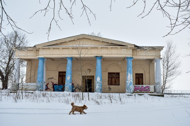 Stary budynek portowy nad brzegiem Wołgi