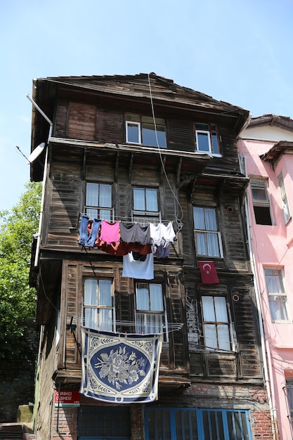 Stary budynek w dzielnicy Balat w Stambule