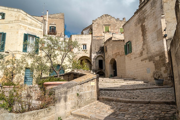 Zdjęcie stary budynek w mieście matera