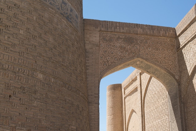 Stary budynek z łukiem i przejściem. Starożytne budowle średniowiecznej Azji. Buchara, Uzbekistan