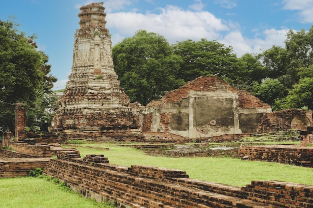 Stary chedi w starej świątyni Lopburi Historical Park.