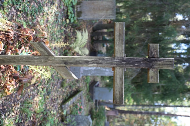 Stary chrześcijański krzyż prawosławny na cmentarzu. Zdjęcie wysokiej jakości
