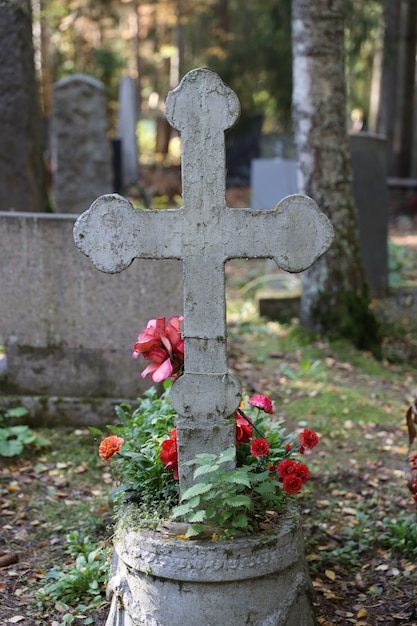 Stary chrześcijański krzyż prawosławny na cmentarzu. Zdjęcie wysokiej jakości