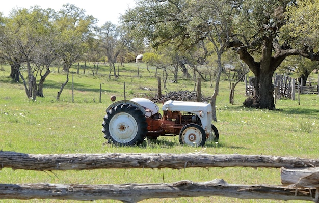 Stary ciągnik rolniczy