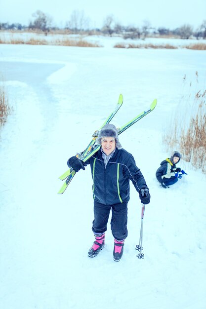 Stary człowiek ćwiczy, aby poprawić swoje zdrowie, jeżdżąc na nartach biegowych.