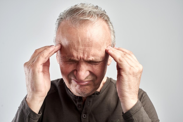 Stary Człowiek Dotyka Głowy. Bół Głowy. Choroba Alzheimera