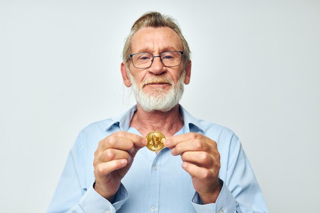 Stary człowiek kryptowaluta inwestycja bitcoin na białym tle