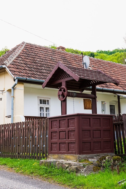 Zdjęcie stary dom i jego studnia