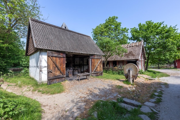 Zdjęcie stary dom na polu obok drzew na tle nieba