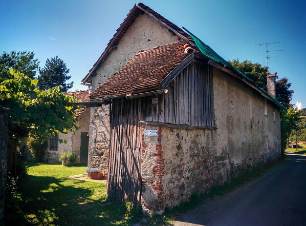 Zdjęcie stary dom na wsi.