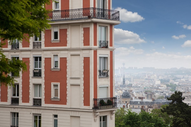 Stary dom w Montmartre w Paryżu, Francja