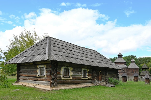 Stary dom z ubiegłego wieku we wsi ukraińskiej