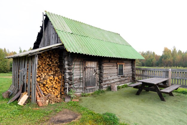 Stary Drewniany Dom I Miejsce Do Układania Drewna