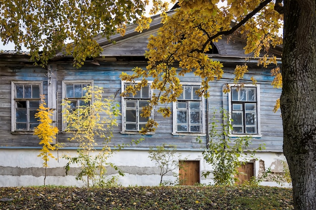 Stary drewniany dom na ulicy Pskowskiej Rosja