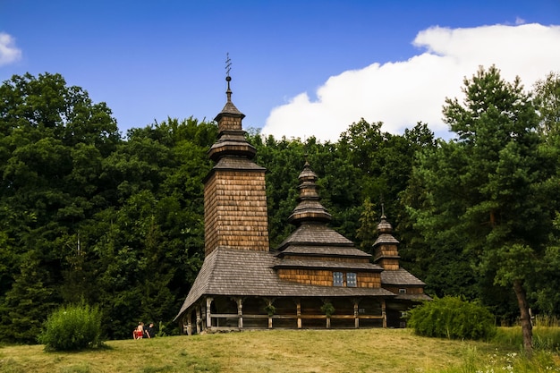 stary drewniany kościół we wsi