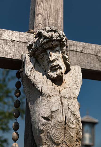 Stary drewniany krucyfiks Chrystusa na Górze Krzyży w Siauliai, Litwa. Góra Krzyży to wyjątkowy zabytek historii i religijnej sztuki ludowej