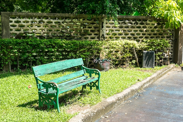 Stary drewniany krzesło w parku w ranku, emocja osamotniona.