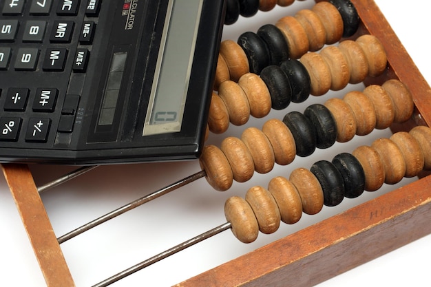 Zdjęcie stary drewniany liczydło i elektroniczny kalkulator