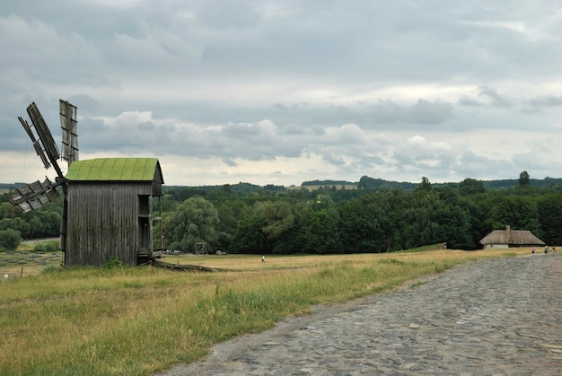 Stary drewniany młyn we wsi ukraińskiej