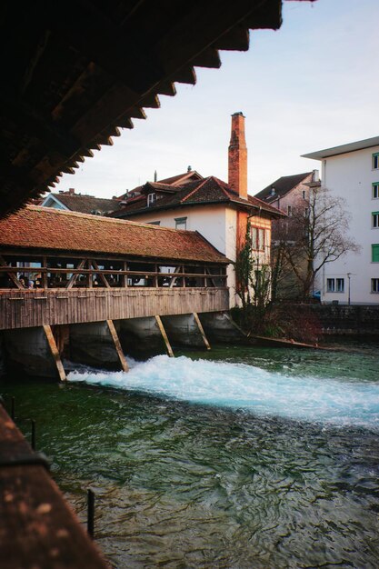 Stary drewniany most śluzy na Starym Mieście Thun. Thun to miasto w szwajcarskim kantonie Berno, gdzie rzeka Aare wypływa z jeziora Thun.