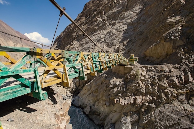 Stary drewniany most wiszący w Chaprot Valley Karakorum Highway Pakistan