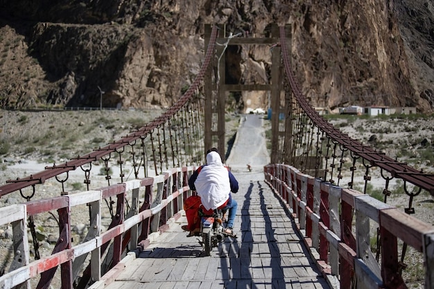 Zdjęcie stary drewniany most wiszący w chaprot valley karakorum highway pakistan