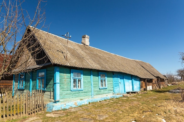 Stary Drewniany Niebieski Dom We Wsi Farma Na Białorusi Widok Wiejskiego Wiejskiego Domu Etnicznego