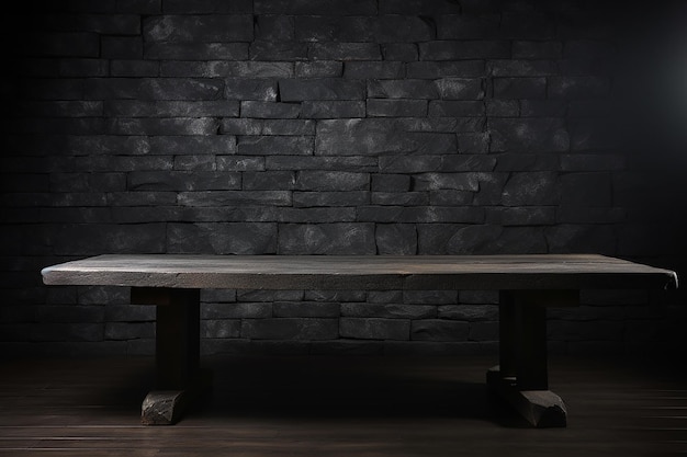 Stary drewniany stół z czarnym kamieniem na wierzchu