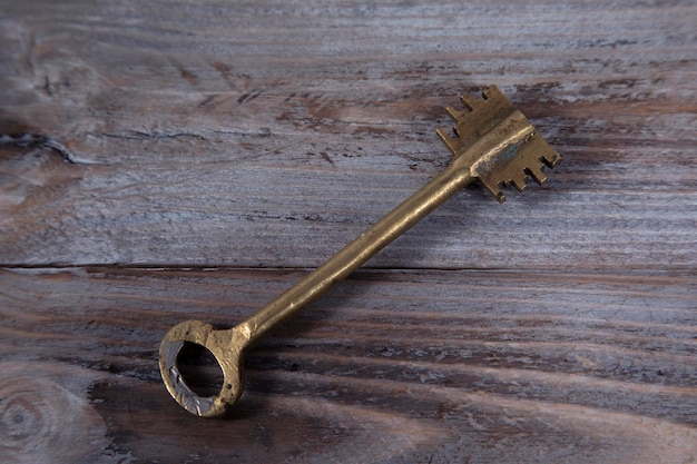stary duży klucz na drewnianym tle