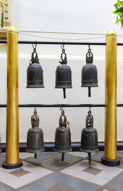 Zdjęcie stary dzwon w świątynnym chiangmai, tajlandia