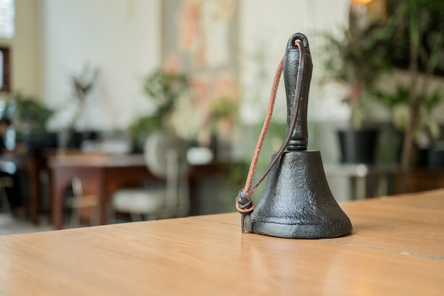 stary dzwonek ręczny dla dzwonka serwisowego na recepcji hotelowej