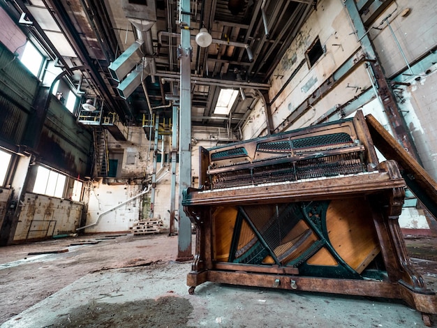 Zdjęcie stary fortepian w opuszczonej fabryce