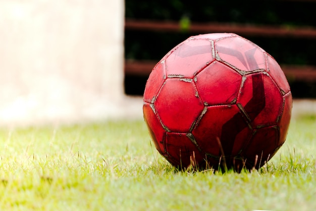 Stary futbol na zielonej trawie boisko do piłki nożnej