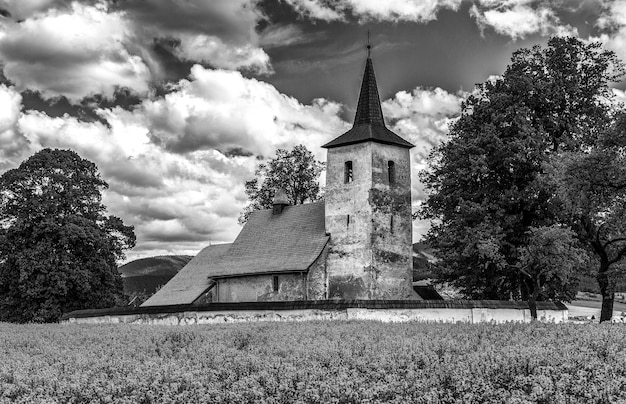 Stary gotycki kościół Wszystkich Świętych w miejscowości Ludrova na Słowacji