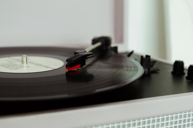 Stary gramofon z płytą winylową