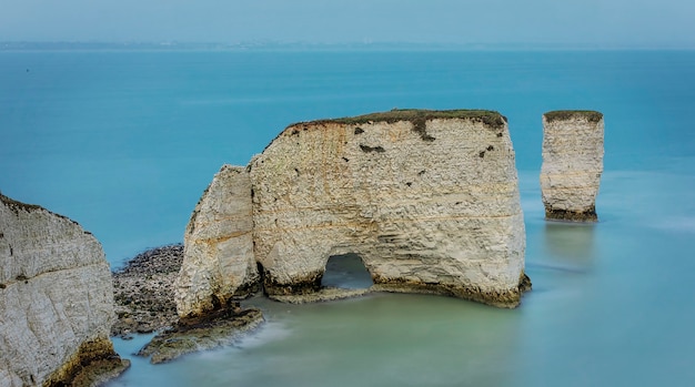 Stary Harry Rocks zimą w Dorset w południowej Anglii.