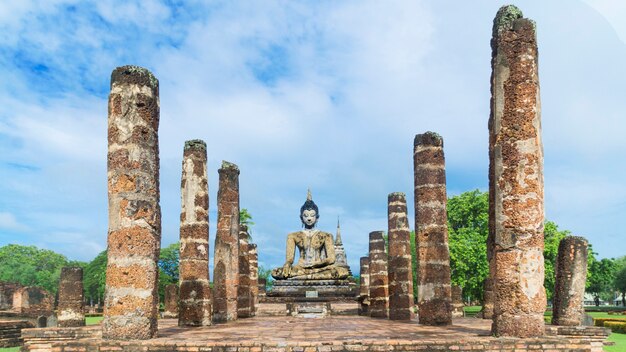 Zdjęcie stary historyczny posąg buddy w świątyni w sukhothai historical park w prowincji sukhothai.