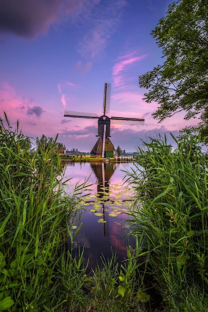 Stary holenderski wiatrak o zachodzie słońca w Kinderdijk